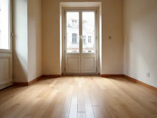 Salón con parquet multicapa de roble natural en lamas rectas, acabado mate y rodapié de madera a juego